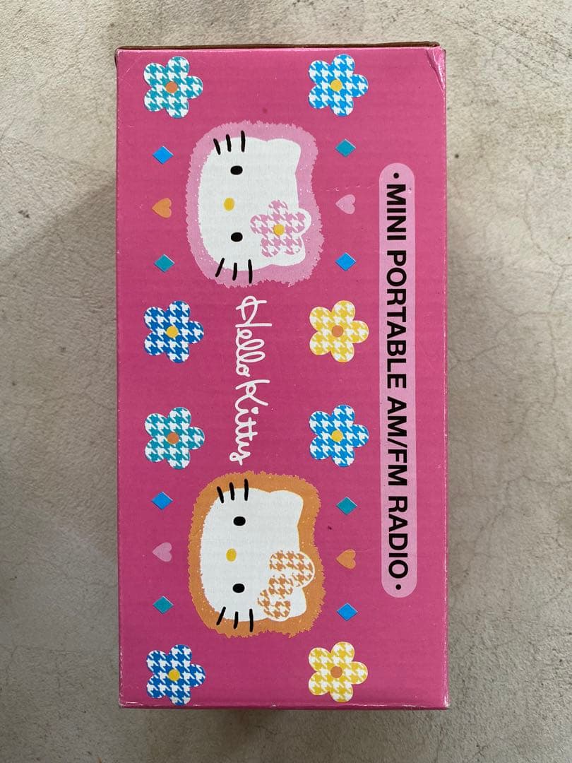 新品未使用　ハローキティ ミニポータブル AM/FM ラジオ