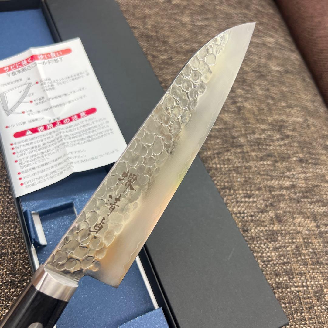 ★新品送料込★鎚目ステンレスゴールド鋼本割込三徳包丁165mm口金付黒柄