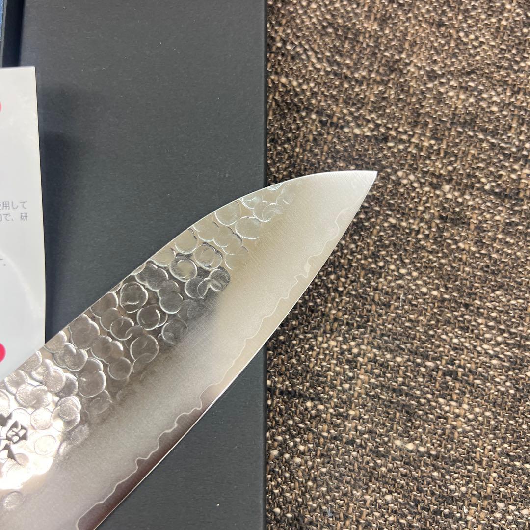 ★新品送料込★鎚目ステンレスゴールド鋼本割込三徳包丁165mm口金付黒柄