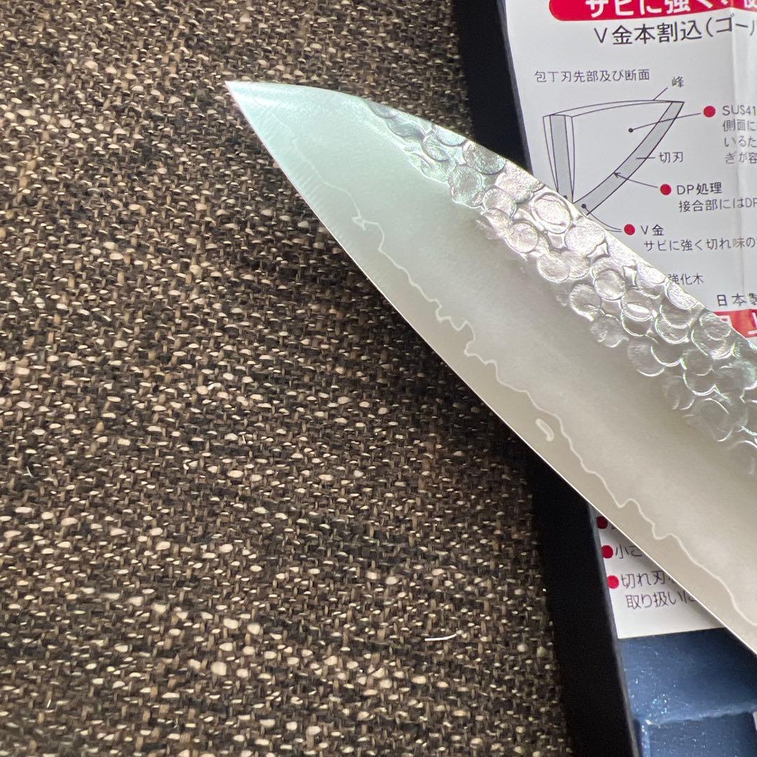 ★新品送料込★鎚目ステンレスゴールド鋼本割込三徳包丁165mm口金付黒柄