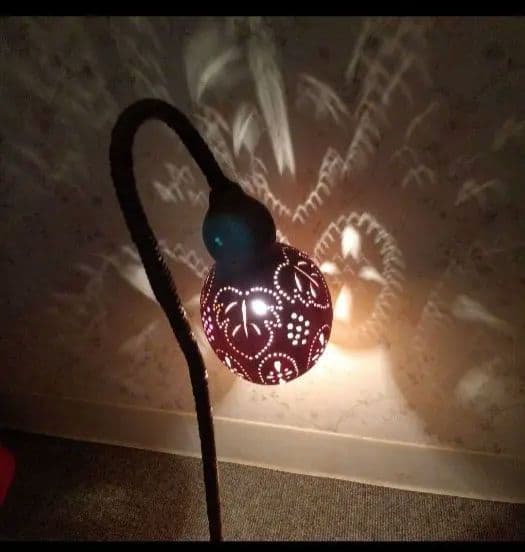ハンドメイド　スタンド型ひょうたんランプ　小鳥付き　葉の模様