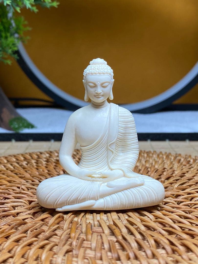 天然マンモス牙美しい手作り彫刻　釈迦牟尼　小さいな置物