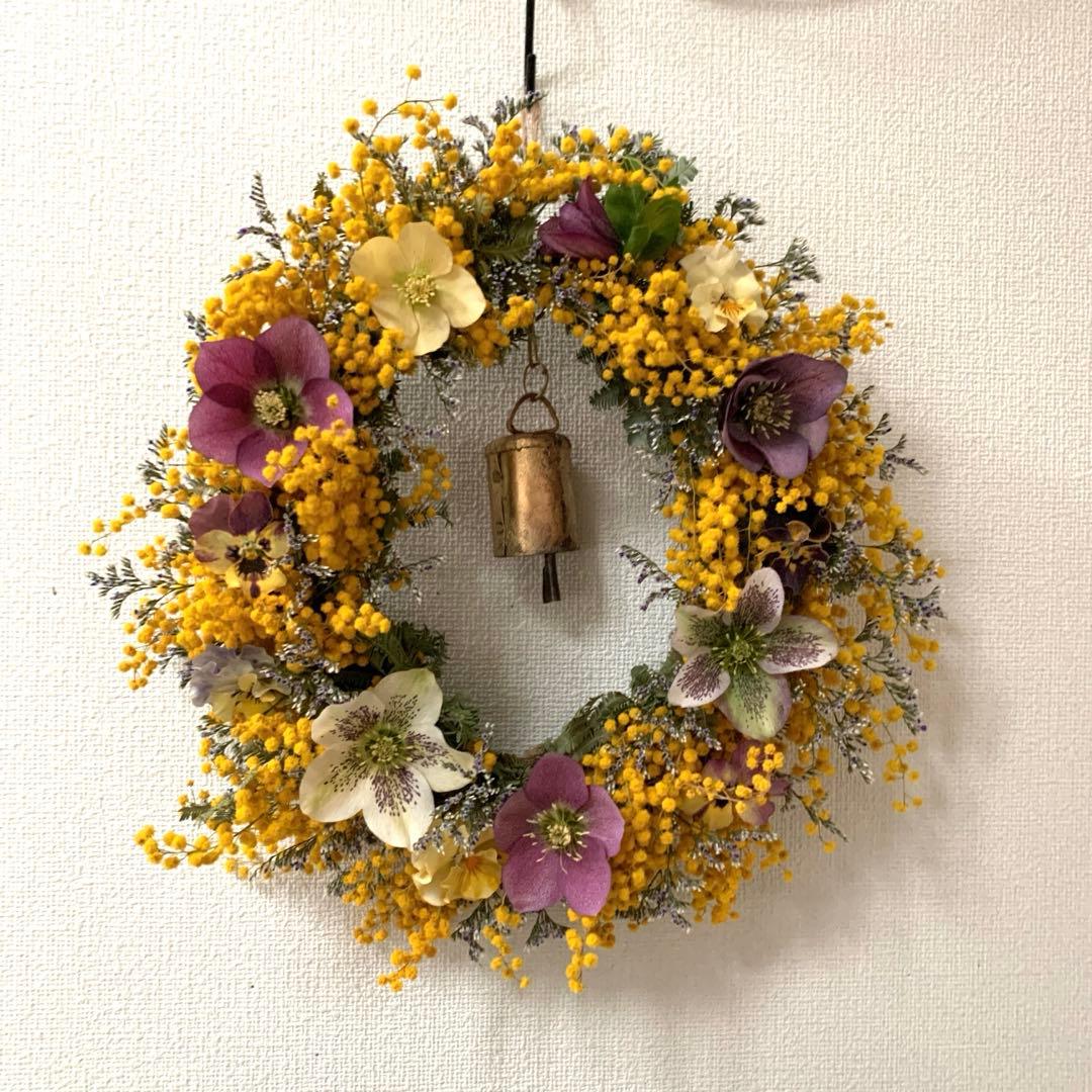 ミモザとクリスマスローズのオーバルリース約27センチ