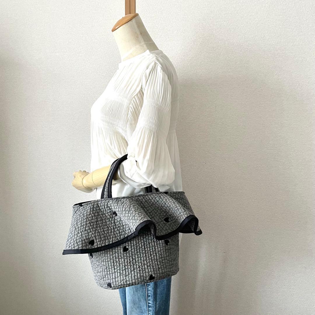 フレアフリル付き丸底トートバッグ　ヌビバッグ　グレー×ハート刺繍　ハンドメイド