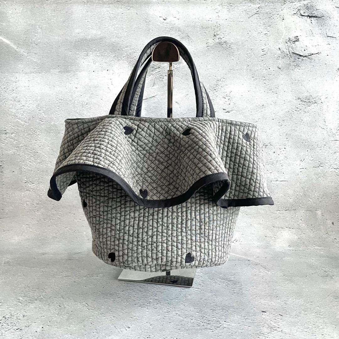 フレアフリル付き丸底トートバッグ　ヌビバッグ　グレー×ハート刺繍　ハンドメイド