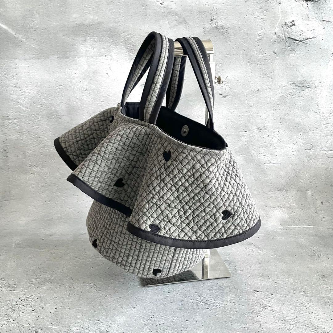 フレアフリル付き丸底トートバッグ　ヌビバッグ　グレー×ハート刺繍　ハンドメイド