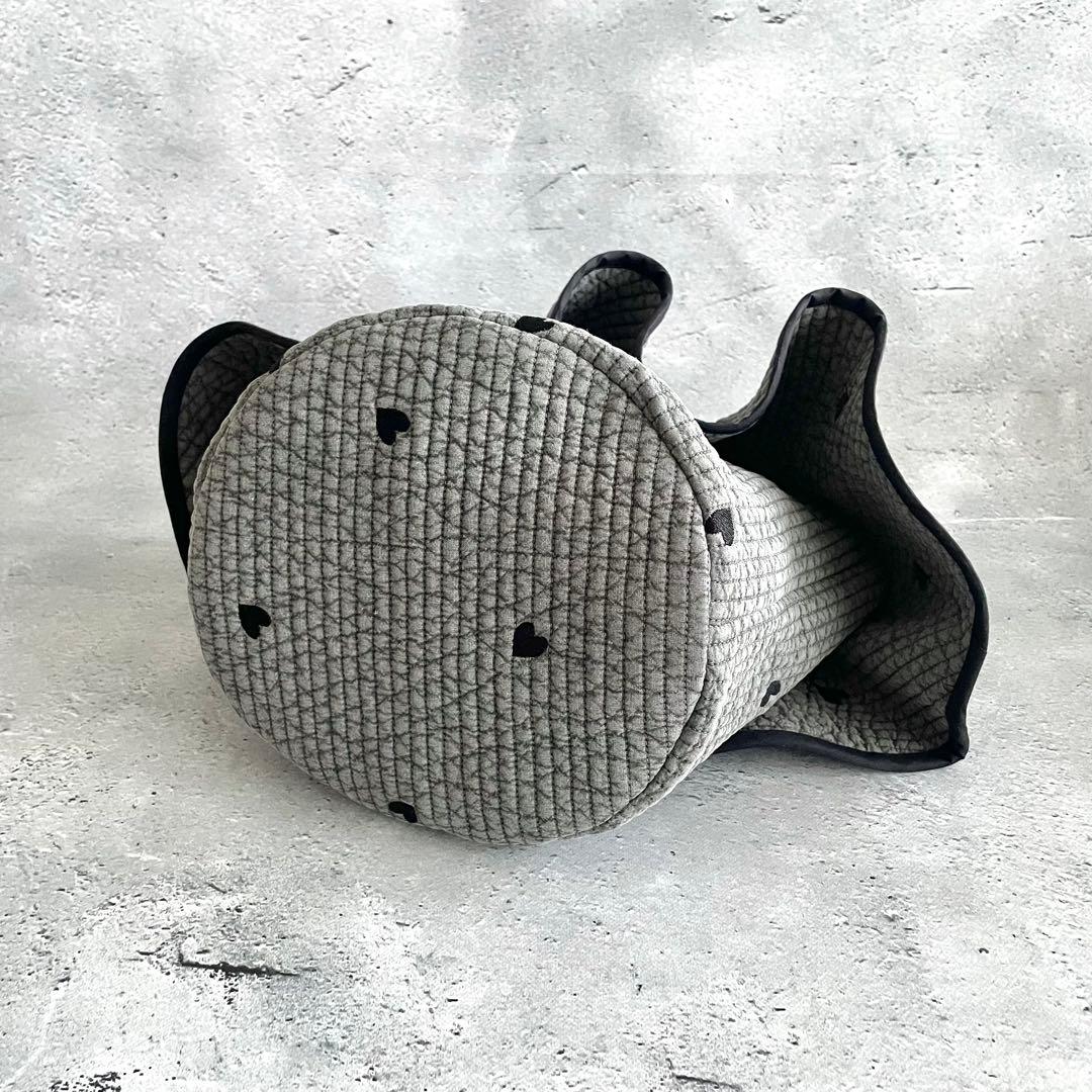 フレアフリル付き丸底トートバッグ　ヌビバッグ　グレー×ハート刺繍　ハンドメイド