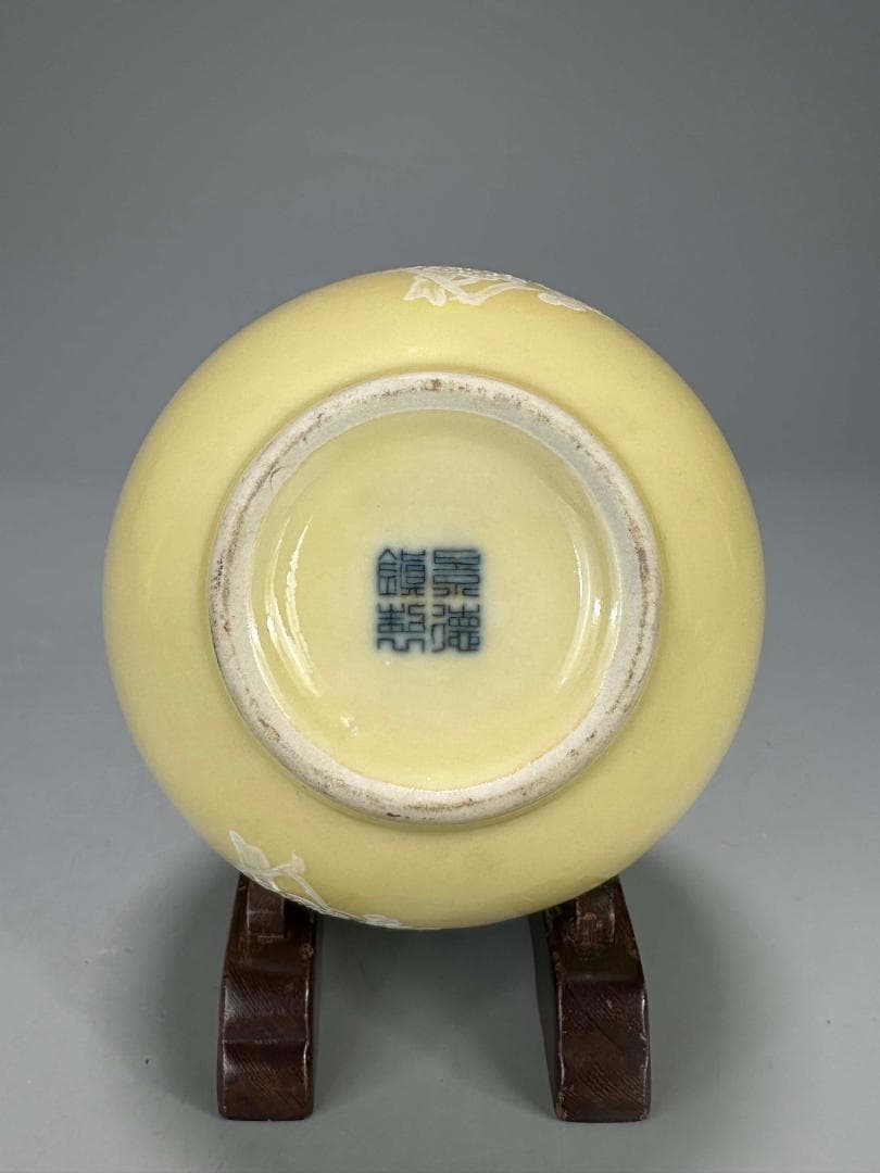 M25S29中国美術　景徳鎮製　黄地堆白梅文瓶　一対　花入　華道具　時代花器