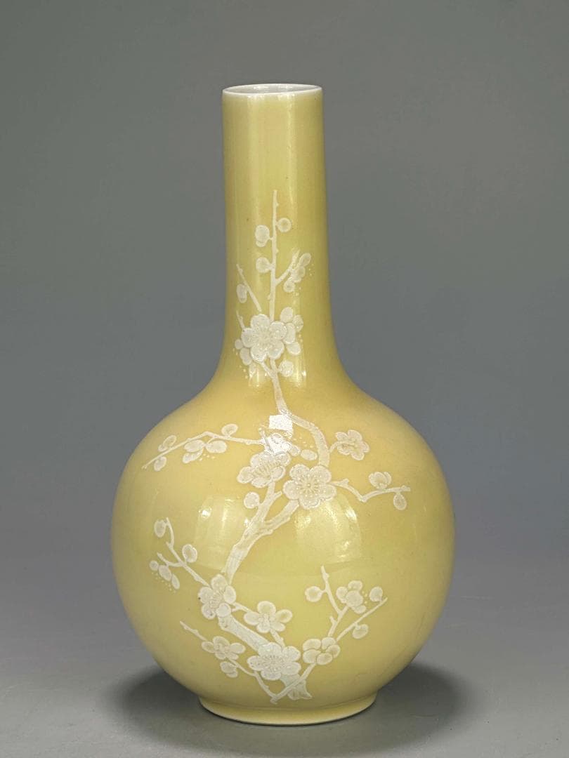 M25S29中国美術　景徳鎮製　黄地堆白梅文瓶　一対　花入　華道具　時代花器