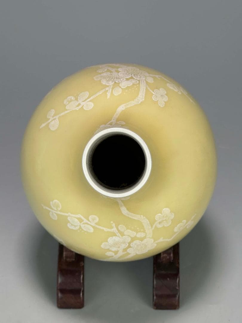 M25S29中国美術　景徳鎮製　黄地堆白梅文瓶　一対　花入　華道具　時代花器