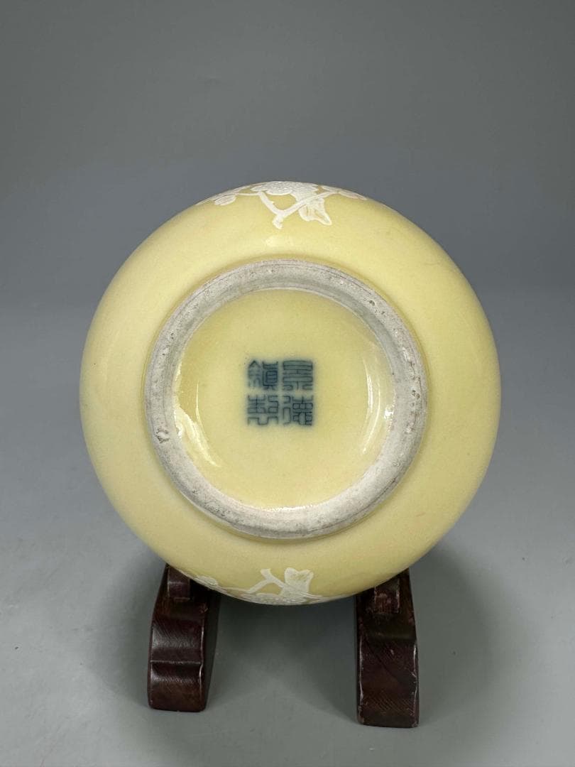 M25S29中国美術　景徳鎮製　黄地堆白梅文瓶　一対　花入　華道具　時代花器