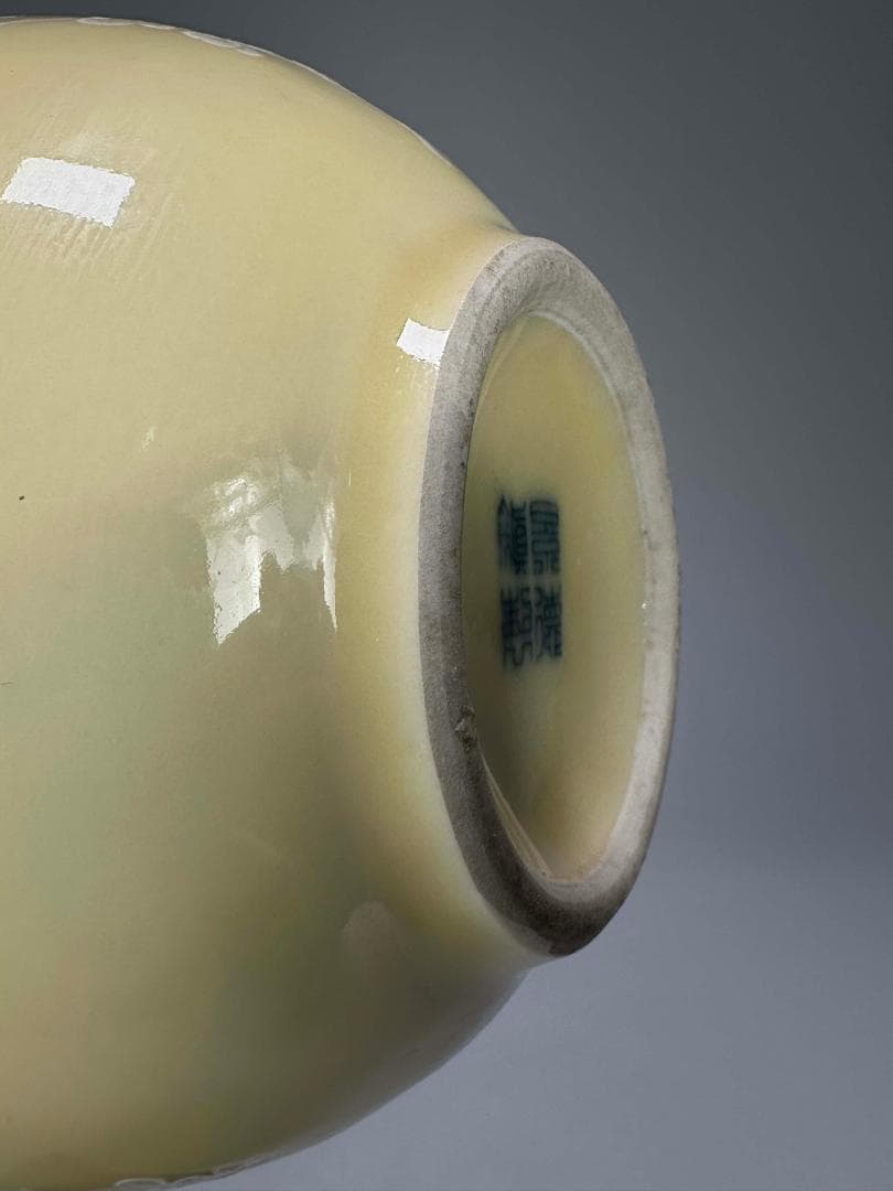 M25S29中国美術　景徳鎮製　黄地堆白梅文瓶　一対　花入　華道具　時代花器