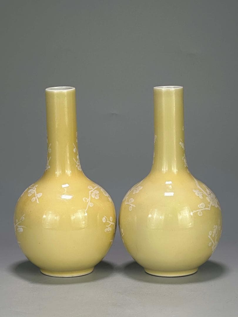 M25S29中国美術　景徳鎮製　黄地堆白梅文瓶　一対　花入　華道具　時代花器
