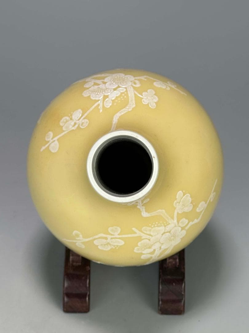 M25S29中国美術　景徳鎮製　黄地堆白梅文瓶　一対　花入　華道具　時代花器
