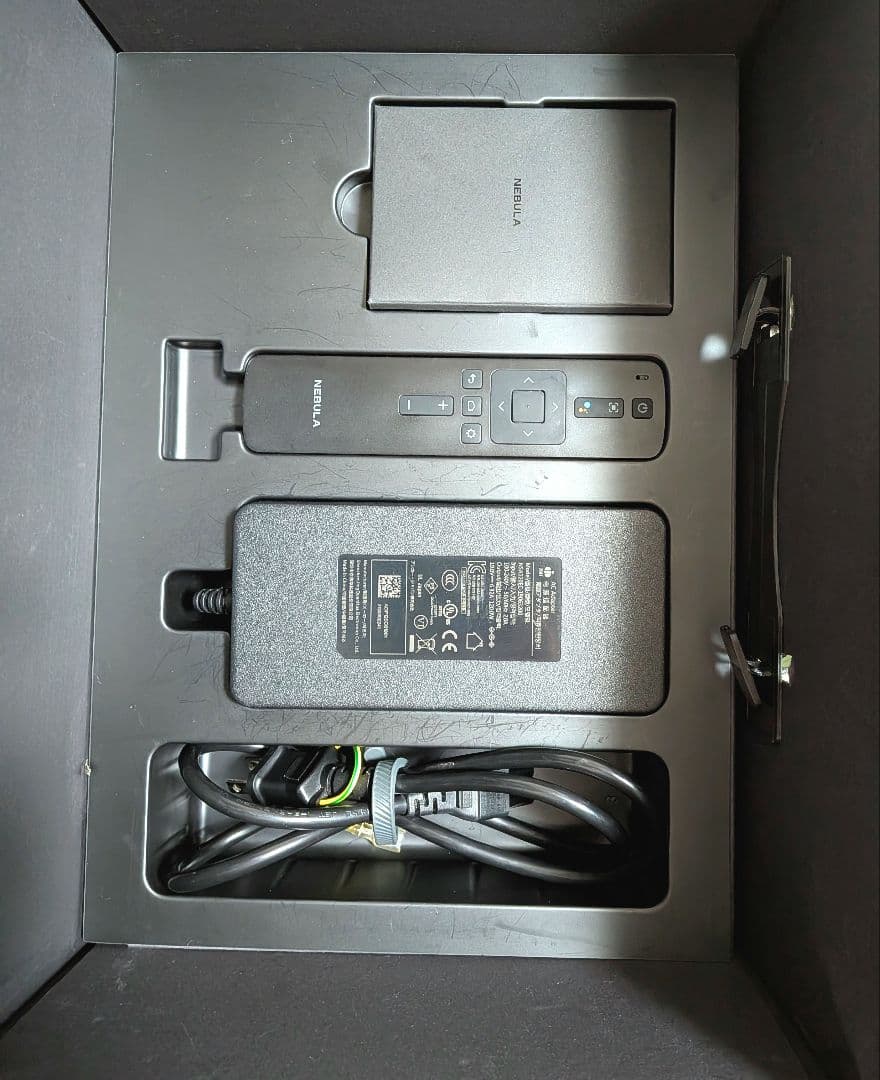 【中古】Anker Nebula Cosmos 三脚スタンド付き