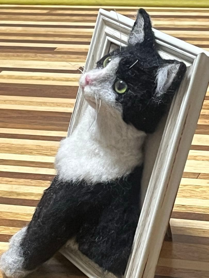 羊毛フェルト　猫　ハチワレ　フレーム