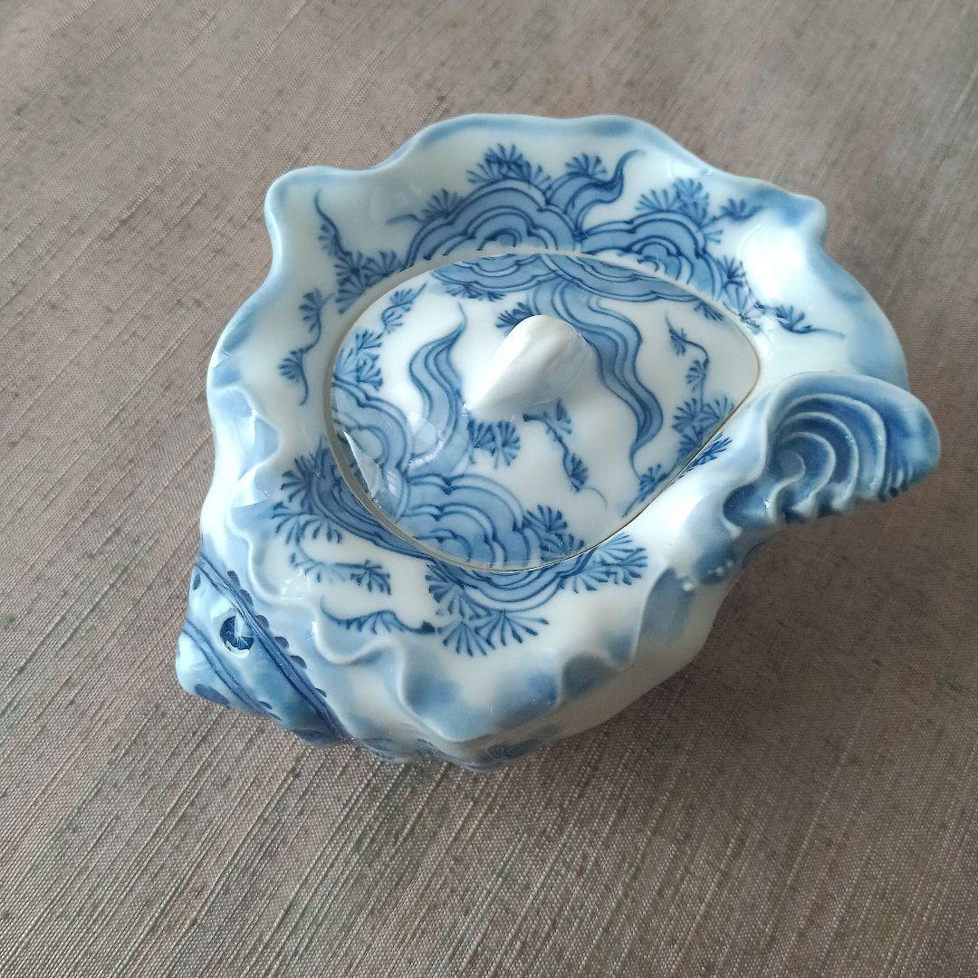 三川内焼　染付貝形蓋物　調味料入れ　平戸焼　栄螺型　流水　海藻　水草　海