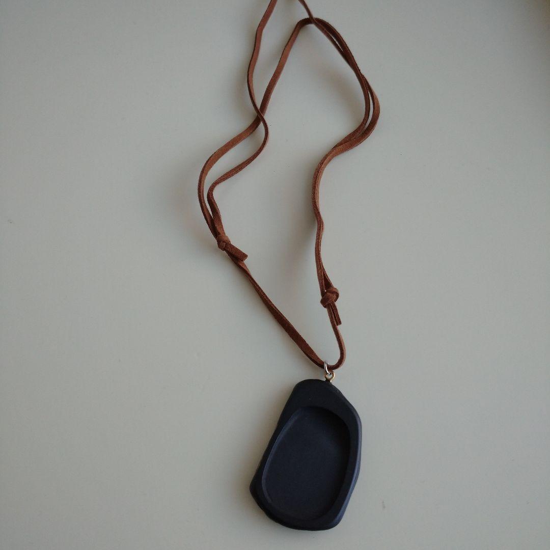 故 翠川袈裟美 作 硯スズリ黒色ペンダント レザー付き 新品未使用