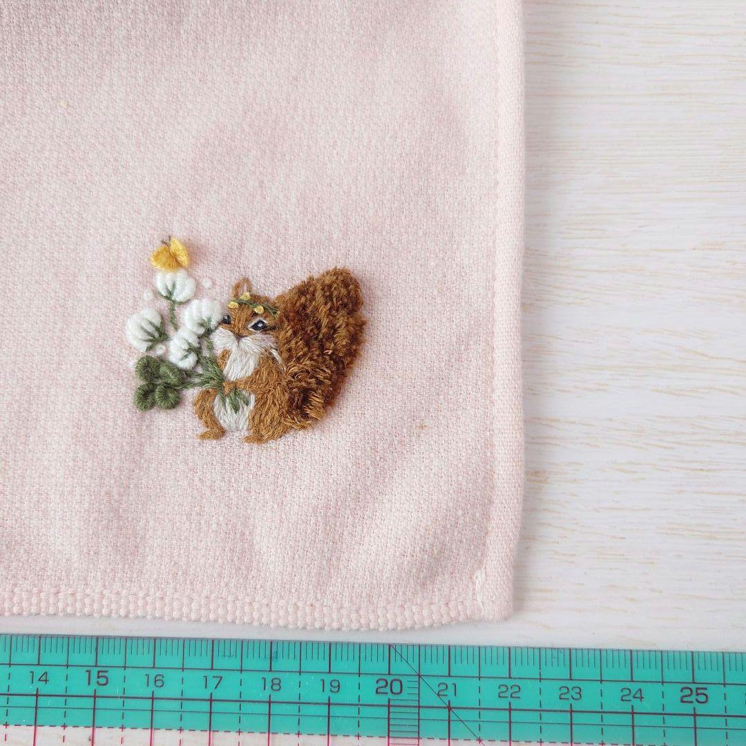 手刺繍入ちっちゃな タオルハンカチ【りす君とシロツメクサ】