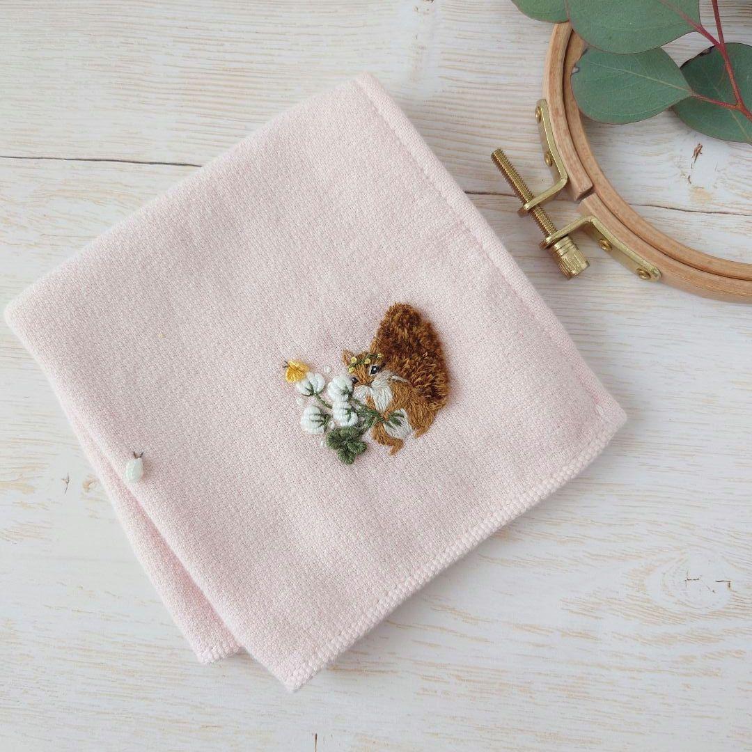 手刺繍入ちっちゃな タオルハンカチ【りす君とシロツメクサ】