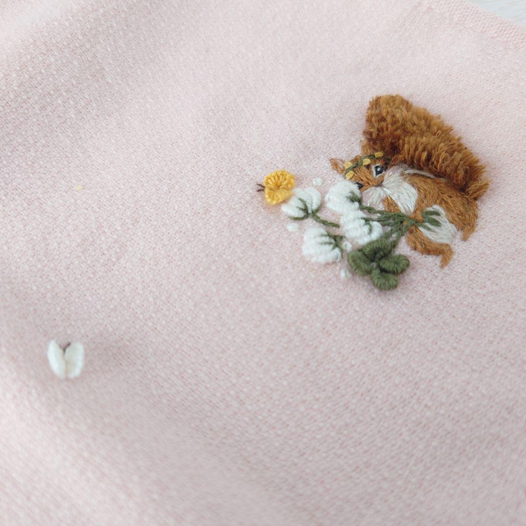 手刺繍入ちっちゃな タオルハンカチ【りす君とシロツメクサ】
