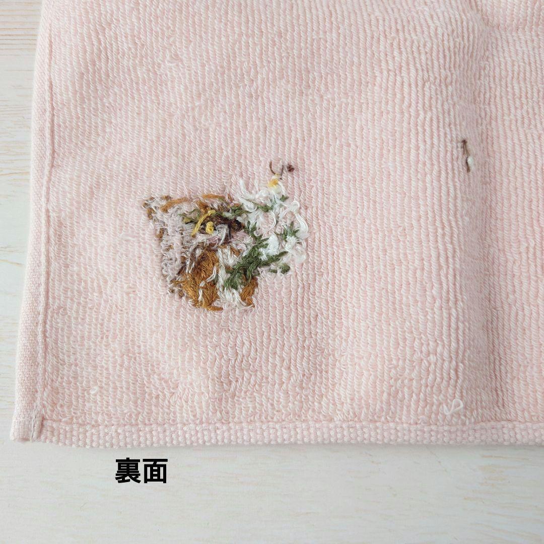 手刺繍入ちっちゃな タオルハンカチ【りす君とシロツメクサ】