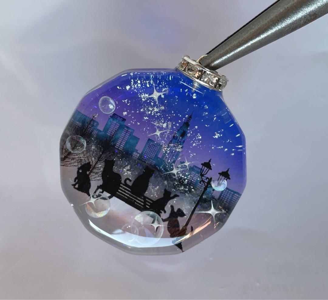 展示用/レジン/冬の街並みと子猫達　蓄光　オルゴナイトネックレス
