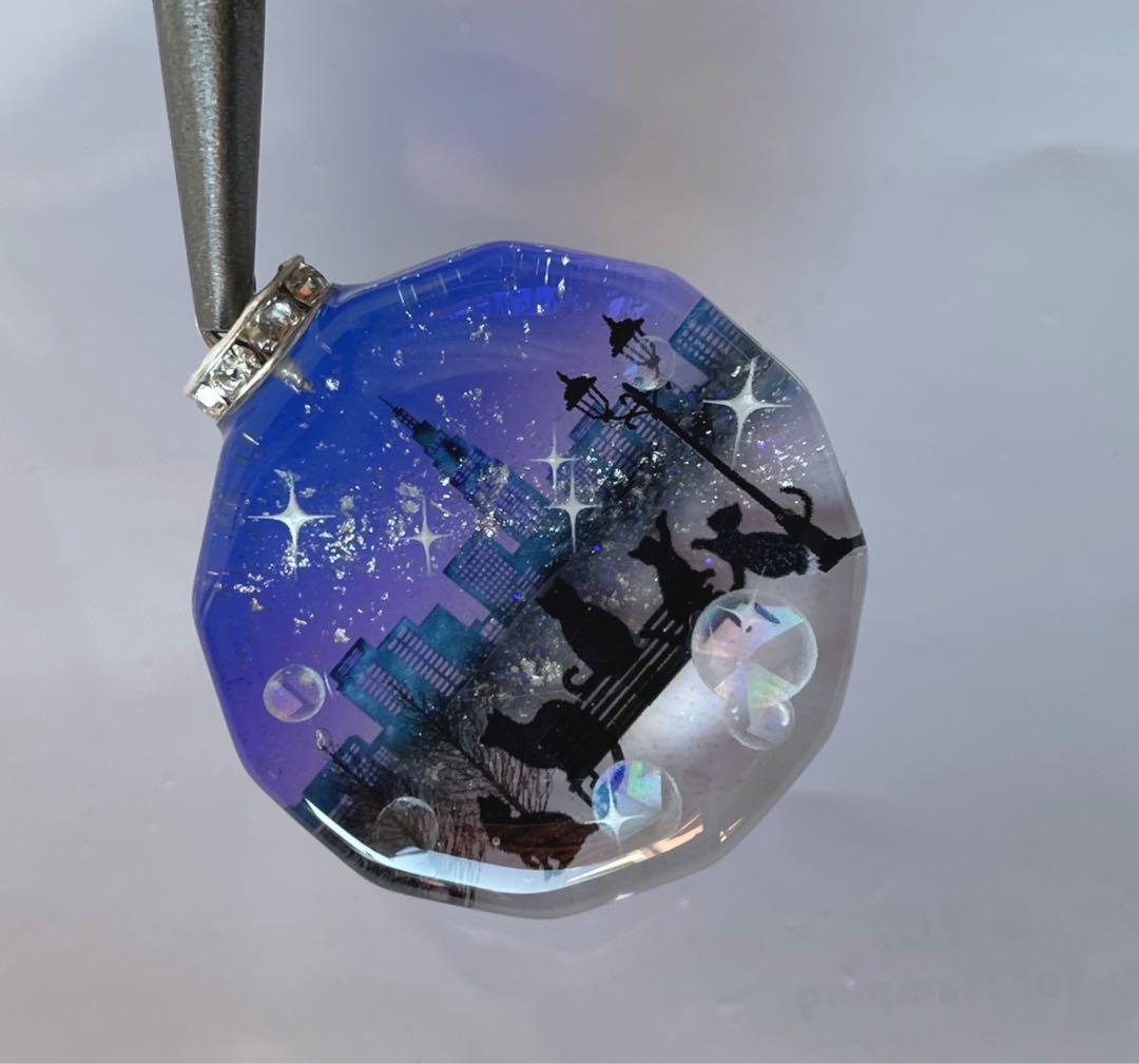 展示用/レジン/冬の街並みと子猫達　蓄光　オルゴナイトネックレス