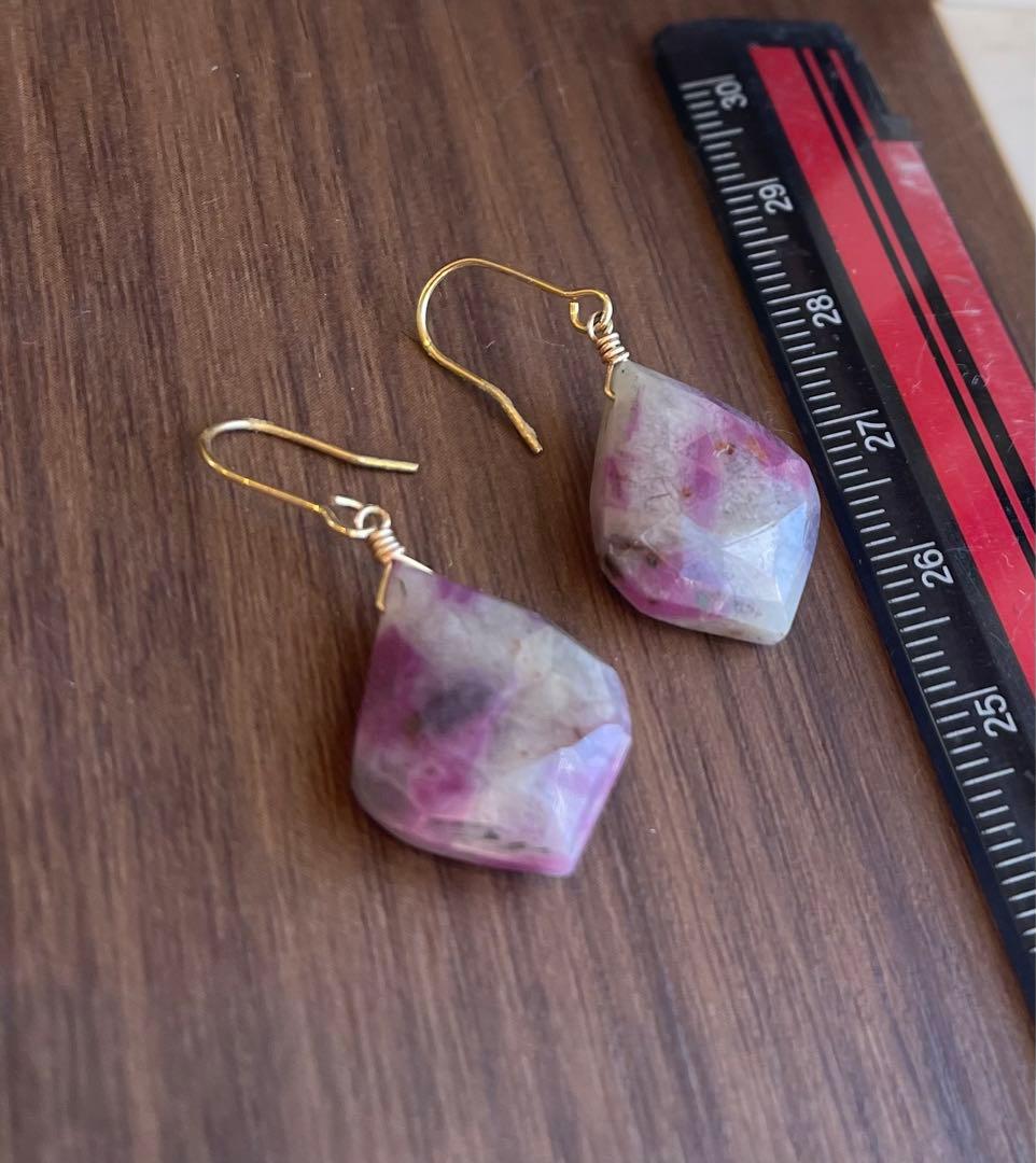 おおぶりルビーインフェルドスパーリーフ型ピアス