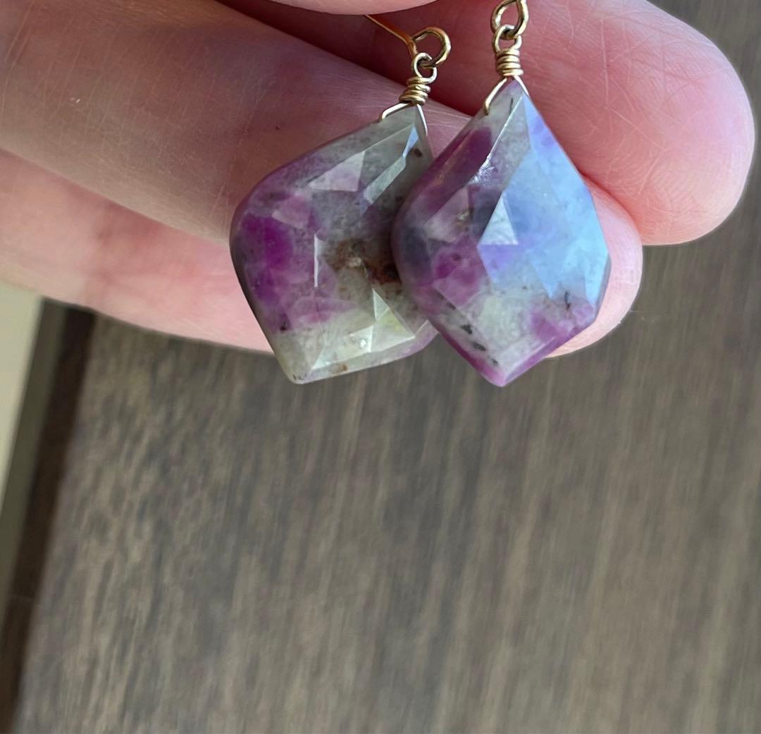 おおぶりルビーインフェルドスパーリーフ型ピアス