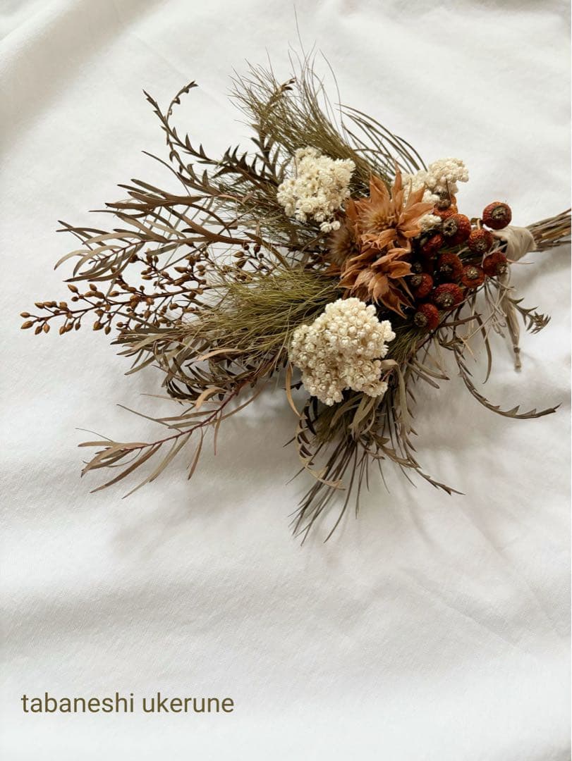 セルリアやローズヒップを秋色をシックに束ねた　スワッグ  ドライフラワー