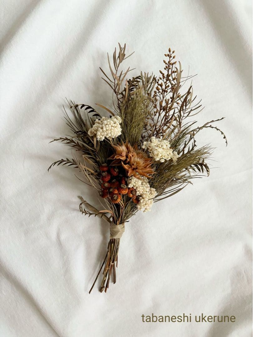 セルリアやローズヒップを秋色をシックに束ねた　スワッグ  ドライフラワー