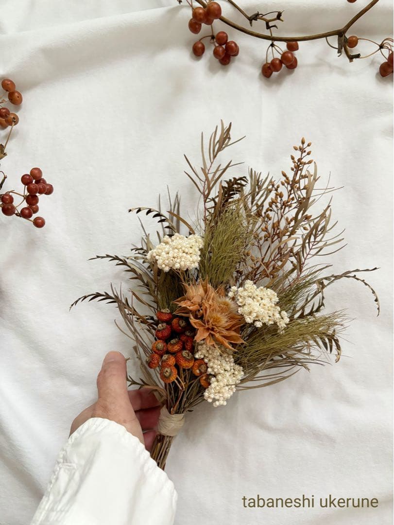 セルリアやローズヒップを秋色をシックに束ねた　スワッグ  ドライフラワー