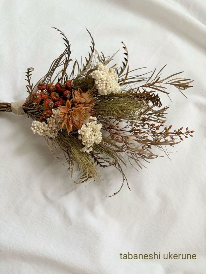 セルリアやローズヒップを秋色をシックに束ねた　スワッグ  ドライフラワー