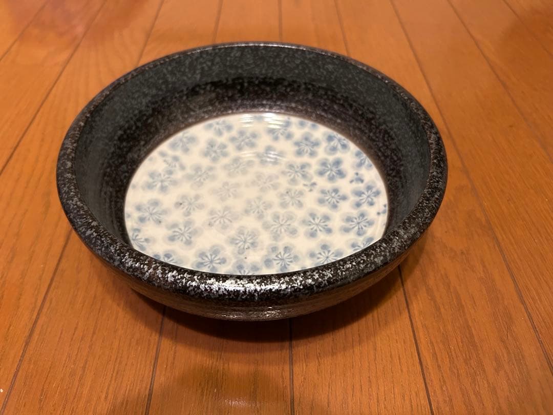 黒と白の花模様の花器