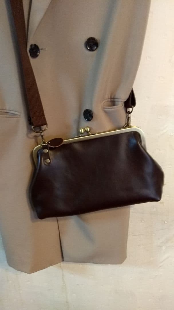 新作　ブラウンレザーの横長がま口バッグ　がま口　ショルダーバッグ　牛革　ブラウン