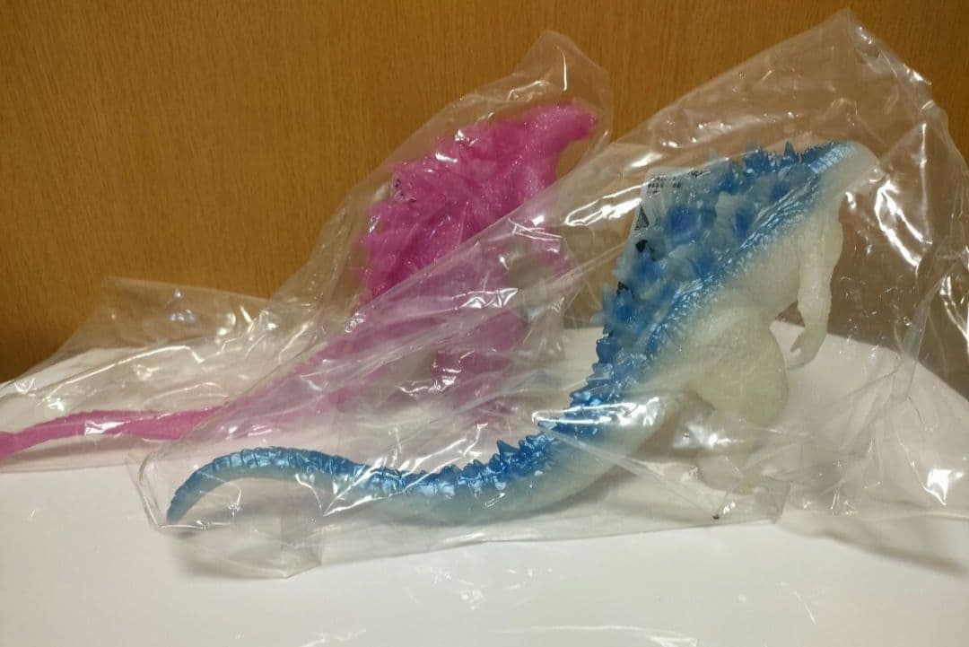 ゴジラ×コング フィギュア クリアラメメタブルー　クリアラメピンク　ゴジラ