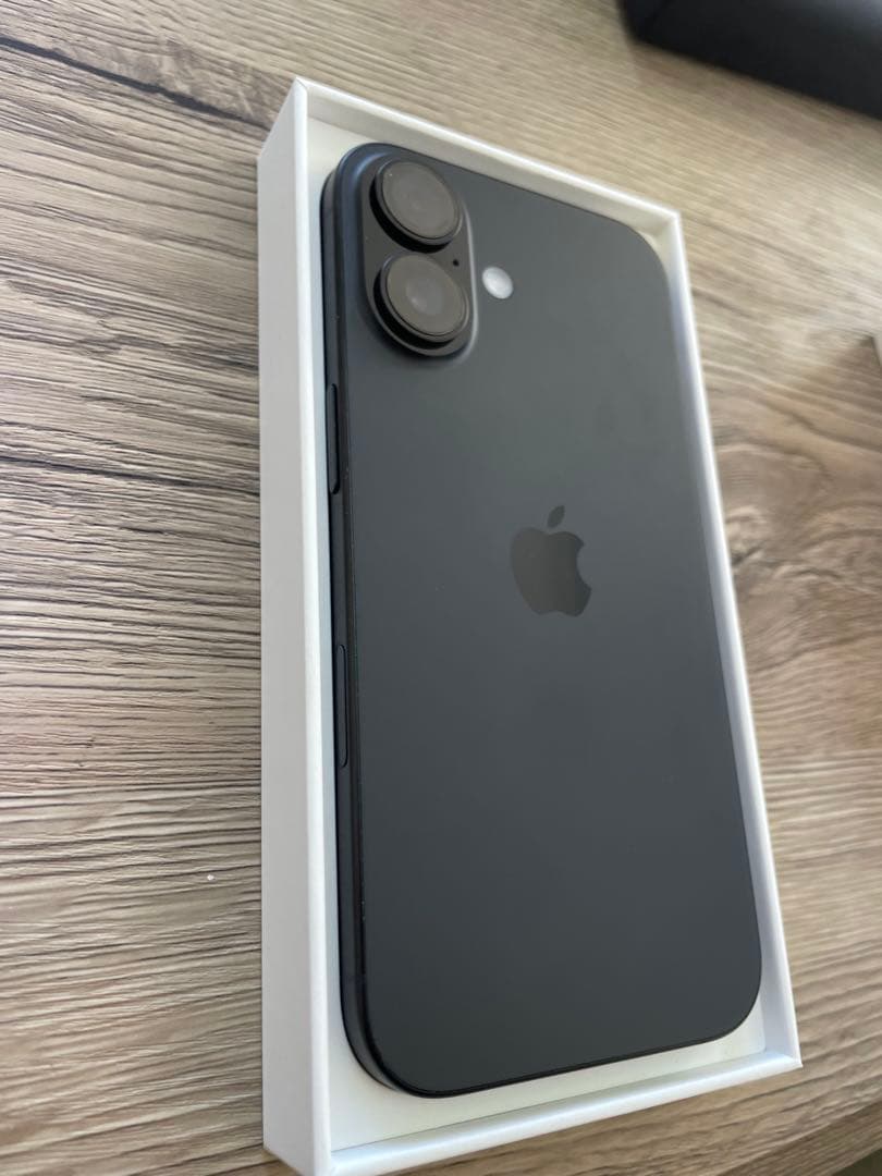 極美品！　ほぼ新品　Apple iPhone 16 128GB BLA