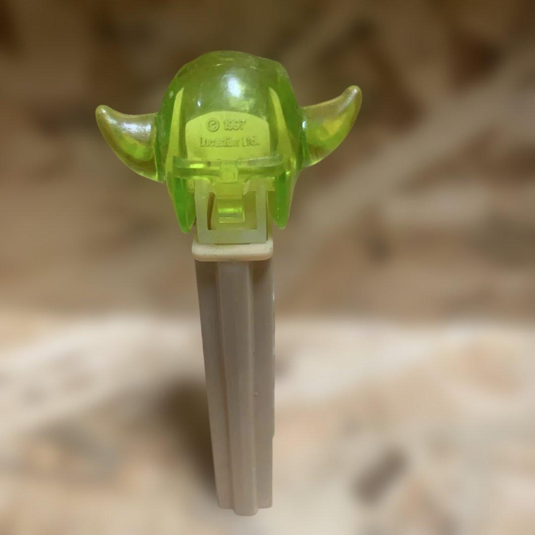 新品未使用 オールドPEZ ペッツ スターウォーズ ヨーダ 足なし 専用台付き