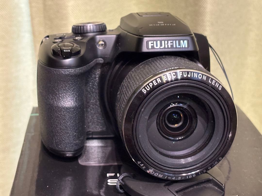 Fujifilm FinePix S8400 本体 元箱付き　説明書無し　美品