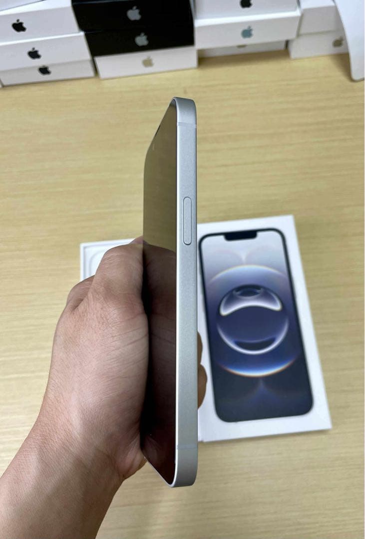 IPHONE 16e 128GB 美品　Simフリー