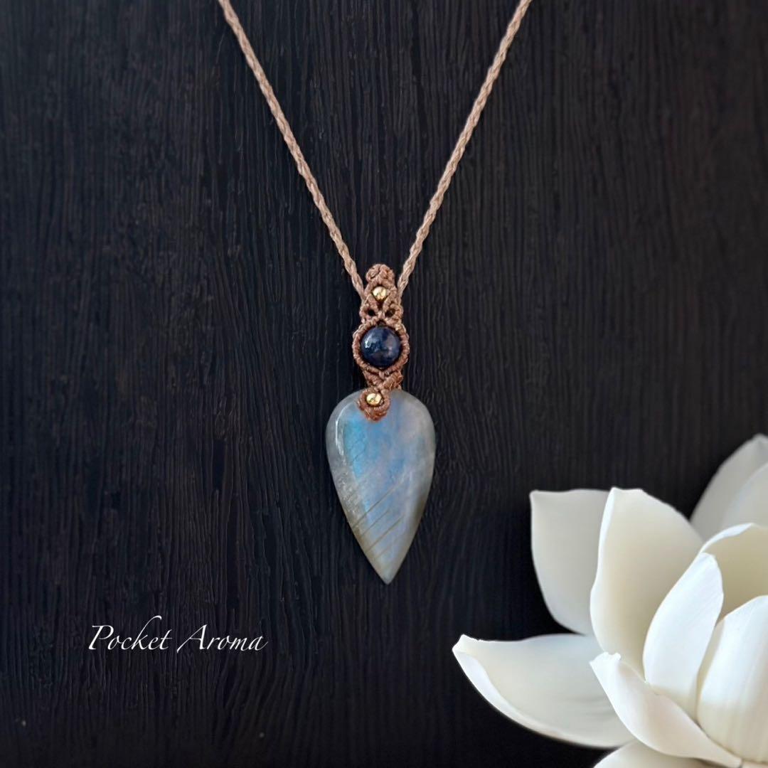 『蒼月』ホワイトラブラドライトとブルーグリーンカイヤナイトのマクラメネックレス