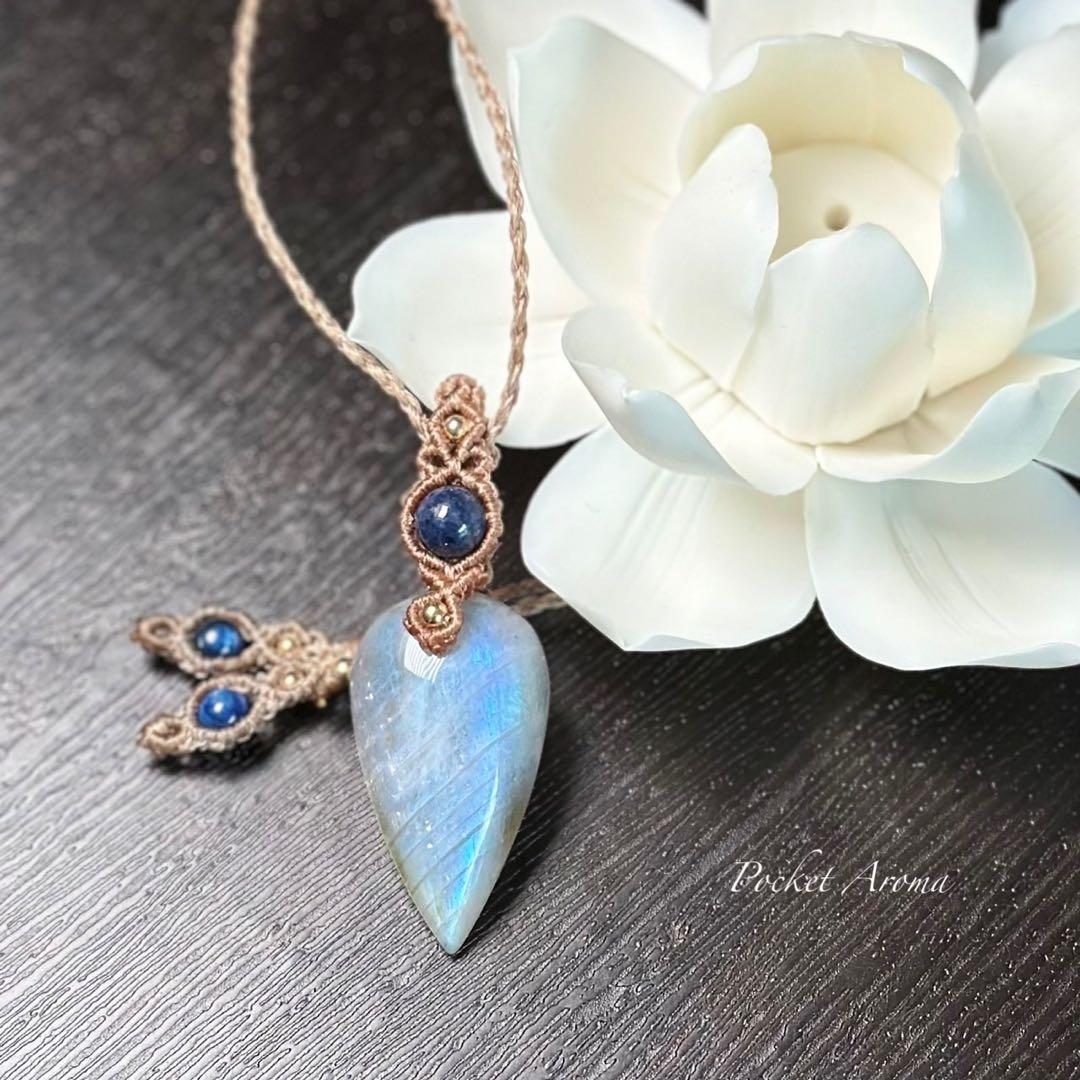 『蒼月』ホワイトラブラドライトとブルーグリーンカイヤナイトのマクラメネックレス