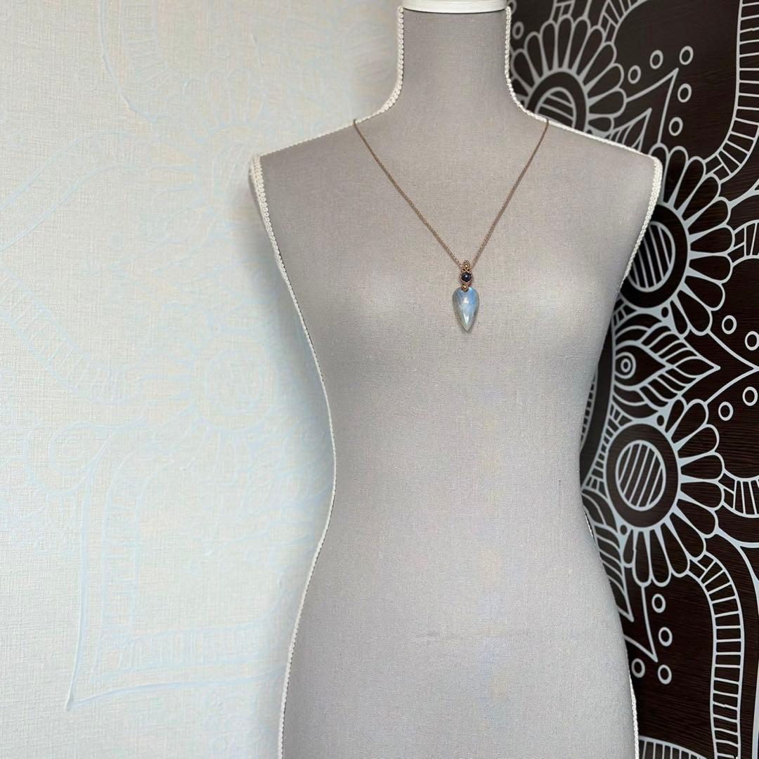 『蒼月』ホワイトラブラドライトとブルーグリーンカイヤナイトのマクラメネックレス