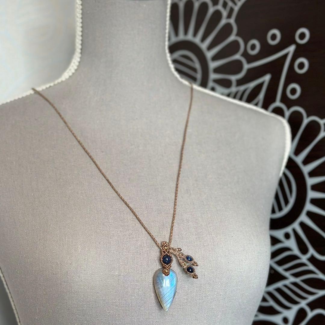 『蒼月』ホワイトラブラドライトとブルーグリーンカイヤナイトのマクラメネックレス