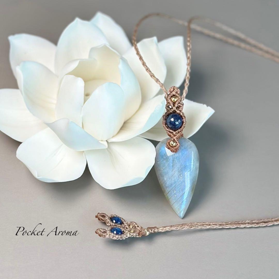 『蒼月』ホワイトラブラドライトとブルーグリーンカイヤナイトのマクラメネックレス