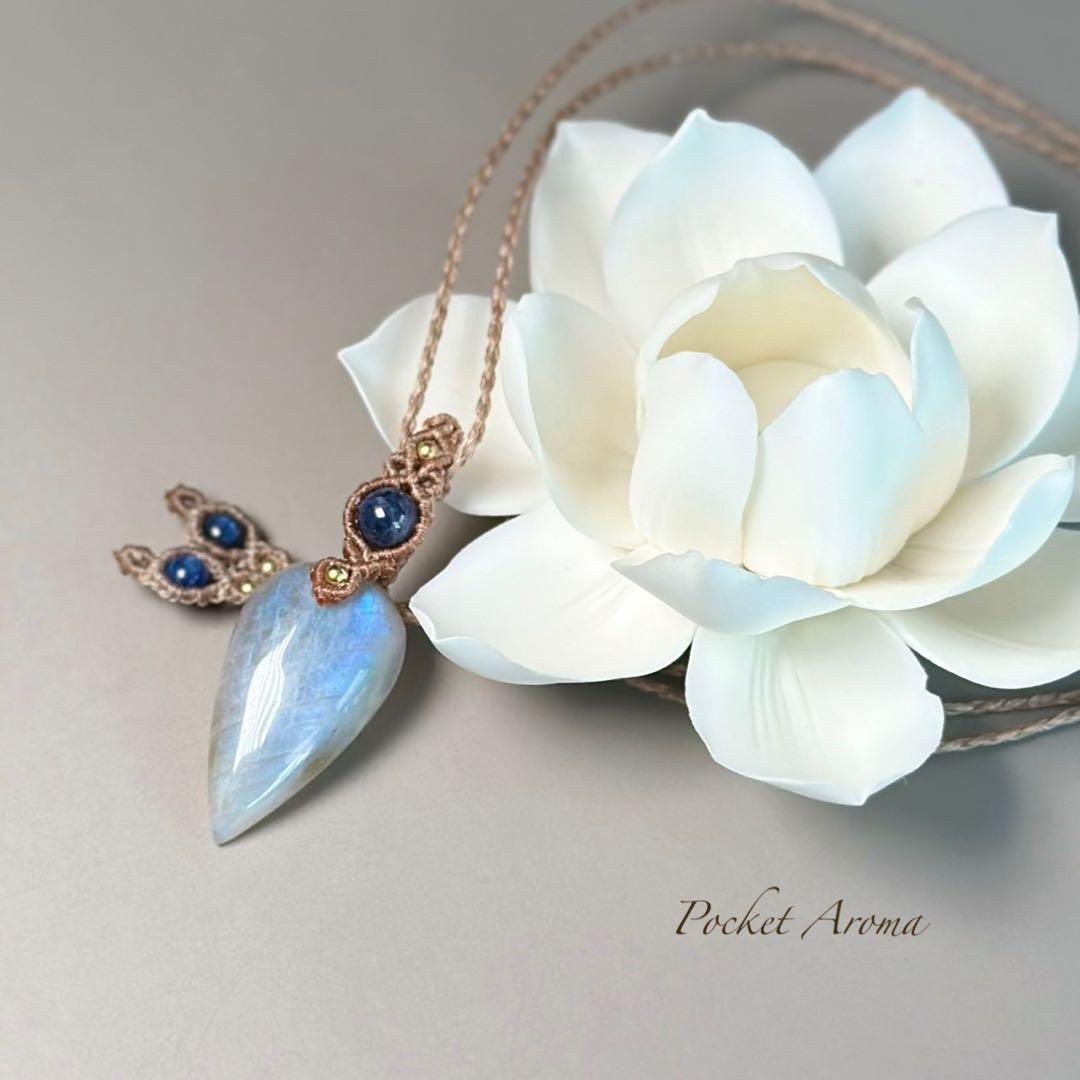 『蒼月』ホワイトラブラドライトとブルーグリーンカイヤナイトのマクラメネックレス