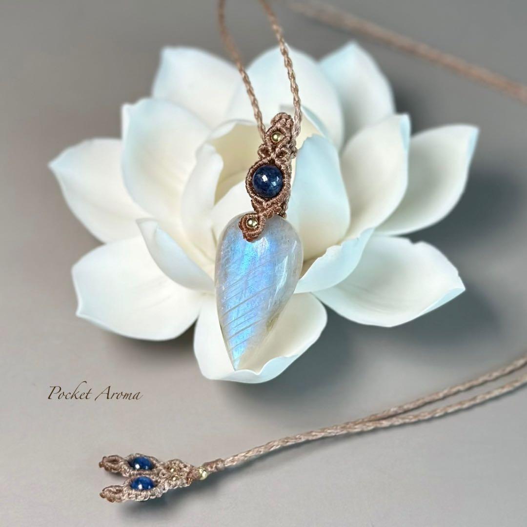 『蒼月』ホワイトラブラドライトとブルーグリーンカイヤナイトのマクラメネックレス