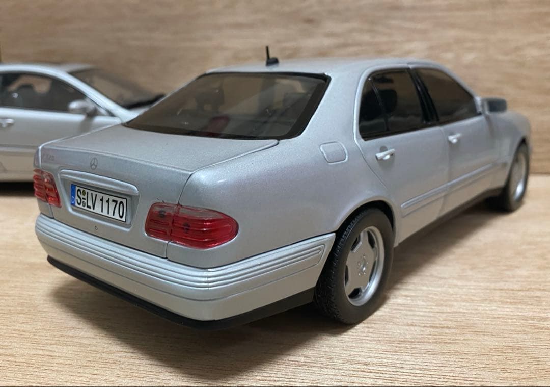 レア！　新品　1/18 ミニカー　メルセデスベンツ　E320 セダン　箱あり