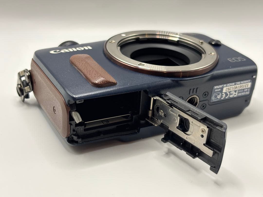 Canon EOS Mミラーレスカメラ ベイブルー